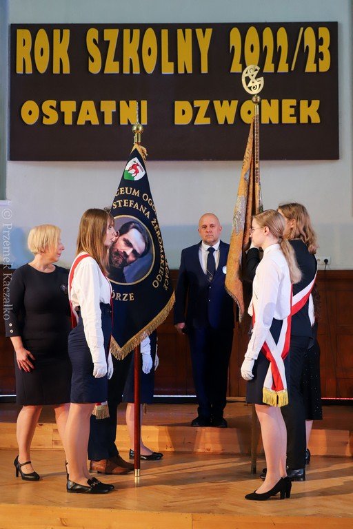 pozegnanie-maturzystow-i-nowy-sztandar-w-zeromie-114930