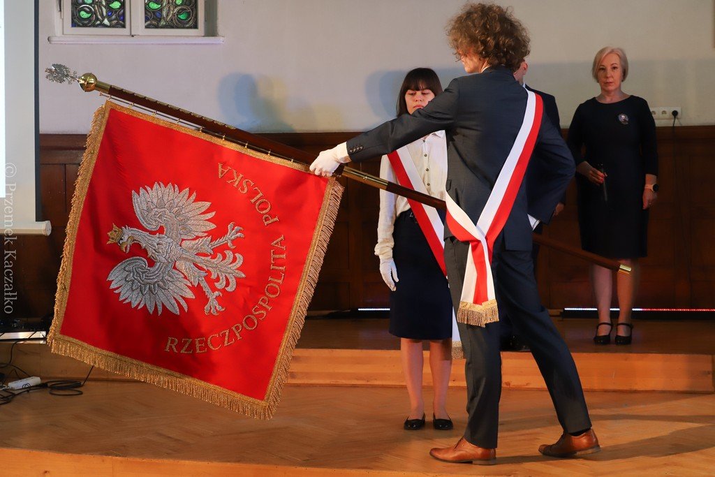 pozegnanie-maturzystow-i-nowy-sztandar-w-zeromie-114930