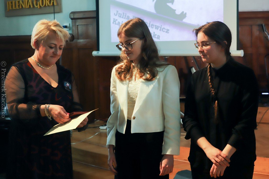 pozegnanie-maturzystow-i-nowy-sztandar-w-zeromie-114930