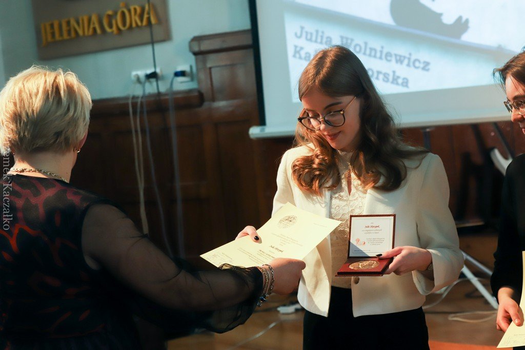 pozegnanie-maturzystow-i-nowy-sztandar-w-zeromie-114930