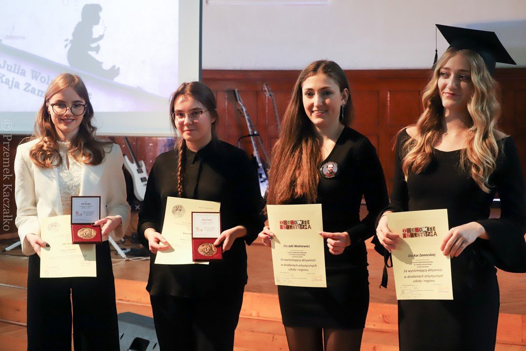 pozegnanie-maturzystow-i-nowy-sztandar-w-zeromie-114930