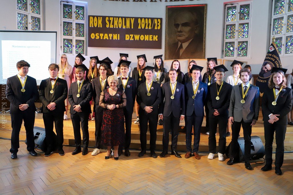 pozegnanie-maturzystow-i-nowy-sztandar-w-zeromie-114930