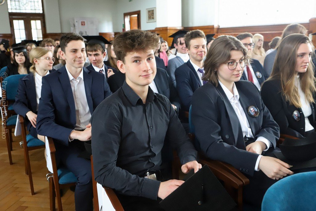 pozegnanie-maturzystow-i-nowy-sztandar-w-zeromie-114930