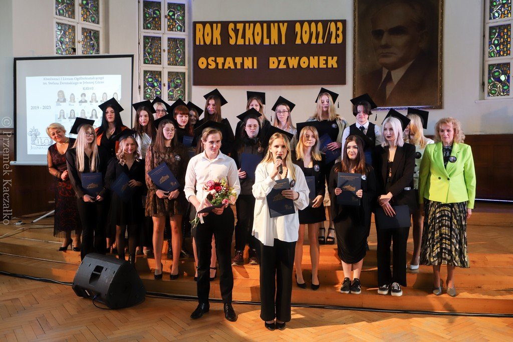 pozegnanie-maturzystow-i-nowy-sztandar-w-zeromie-114930