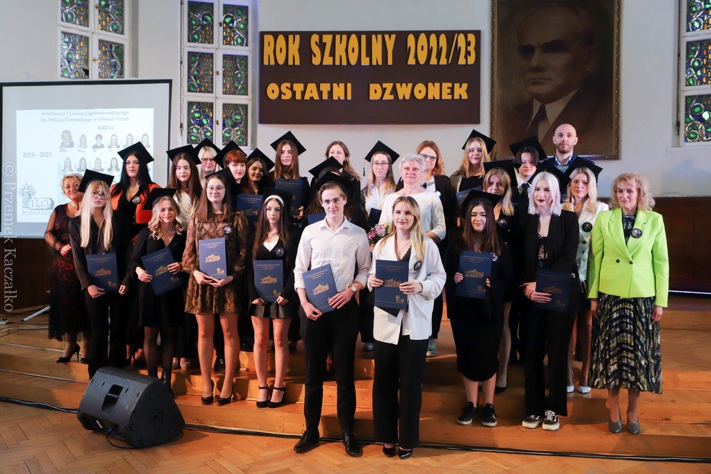 pozegnanie-maturzystow-i-nowy-sztandar-w-zeromie-114930