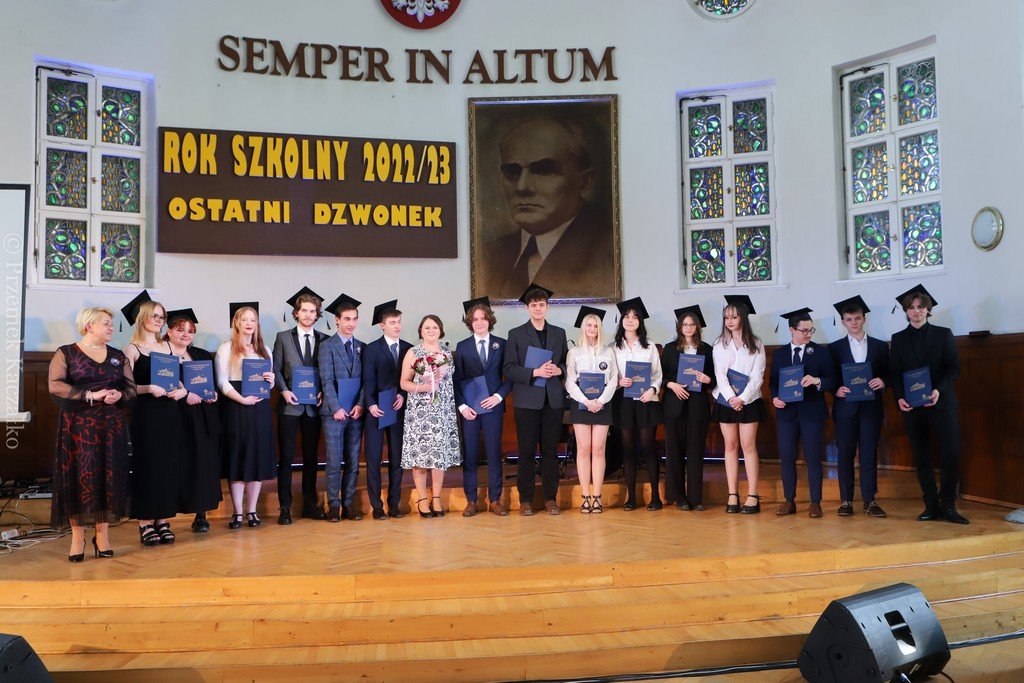 pozegnanie-maturzystow-i-nowy-sztandar-w-zeromie-114930