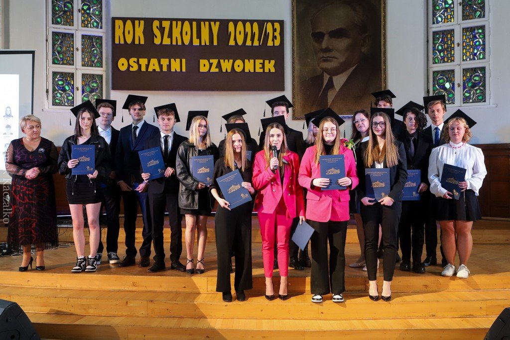 pozegnanie-maturzystow-i-nowy-sztandar-w-zeromie-114930