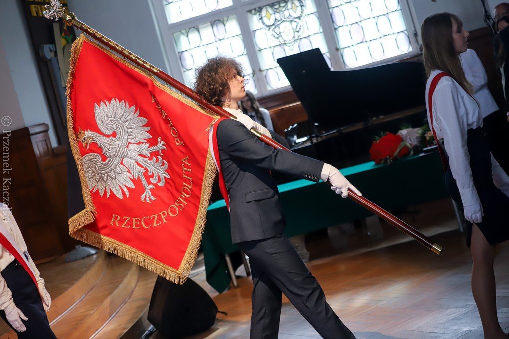 pozegnanie-maturzystow-i-nowy-sztandar-w-zeromie-114930