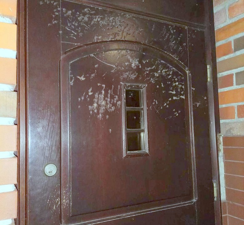zniszczy-drzwi-do-baru-bo-go-wyproszono-114980