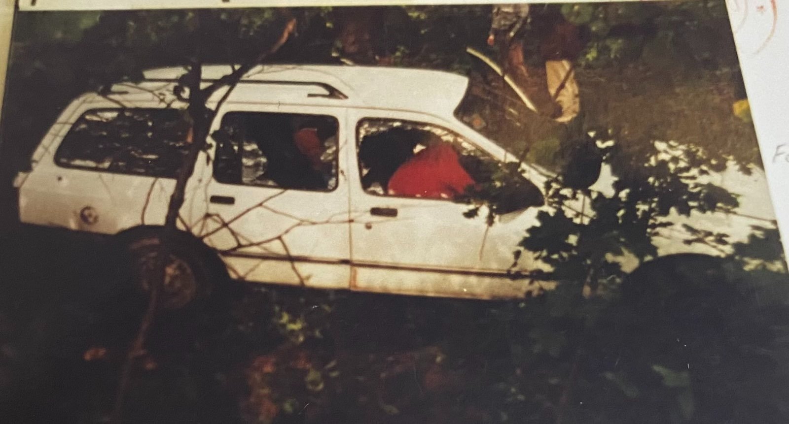 Nadjeżdżający ford sierra został zatrzymany serią z karabinu maszynowego, a kierowca zginął na miejscu
