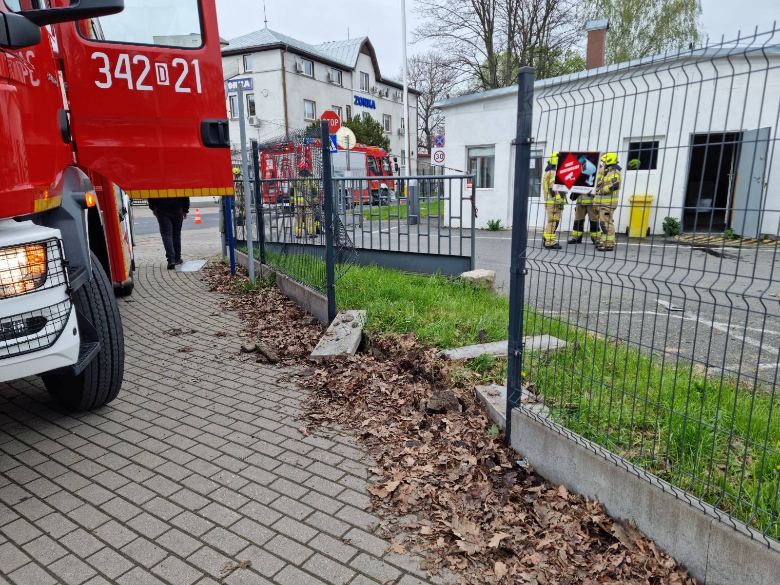 auto-wjechao-w-budynek-115075