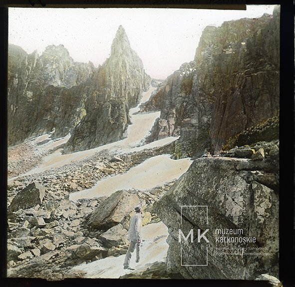 Turysta w Wielkim Kotle Śnieżnym – diapozytyw szklany, ręcznie kolorowany. Autor: Josef Harbig / 1905