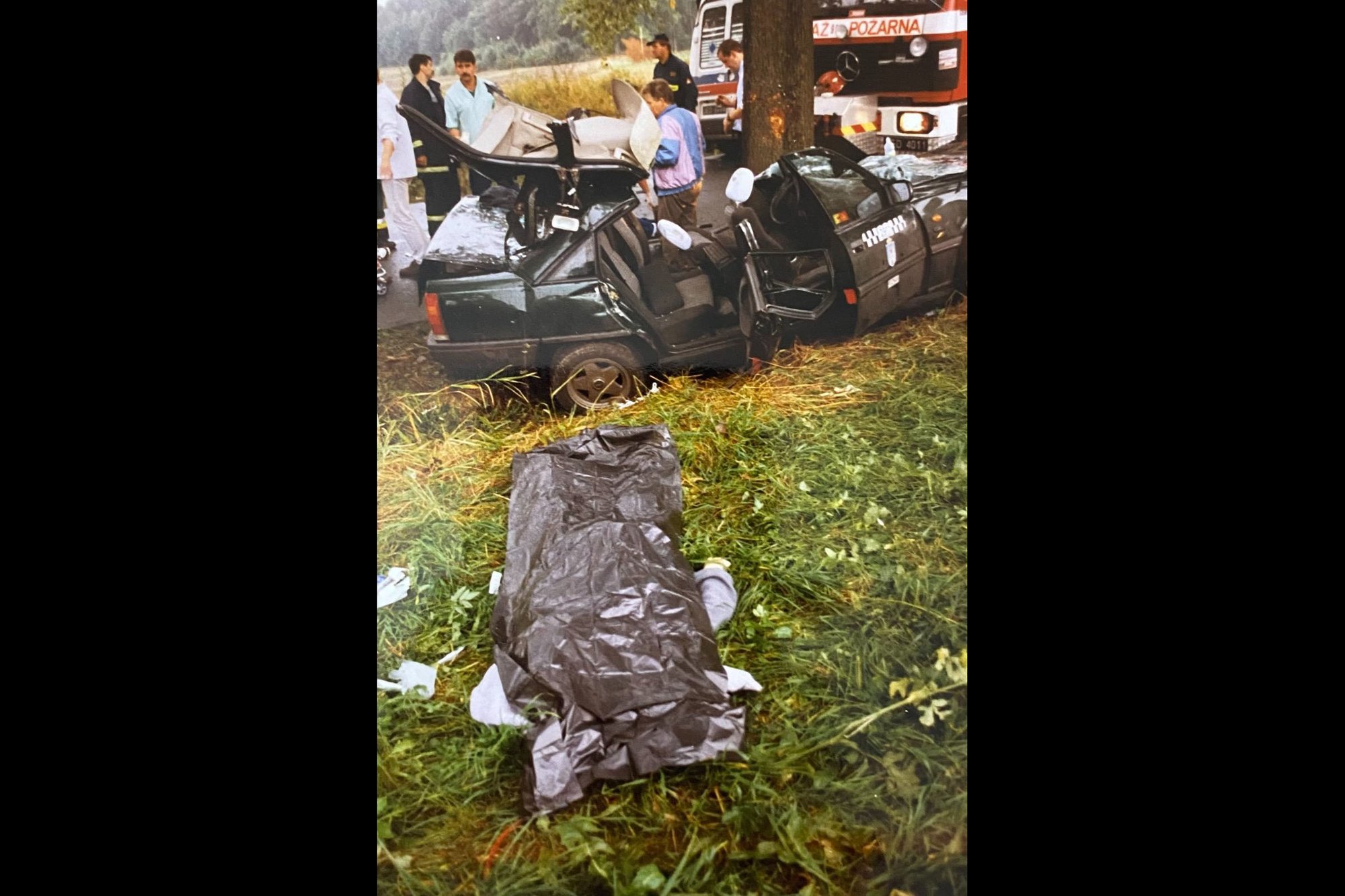 Śmiertelny wypadek na drodze między Jelenią Górą a Dziwiszowem. Rodzina wracała całą noc, a nad ranem wjechali w drzewo. Kilka kilometrów przed domem. Z powodu zaśnięcia