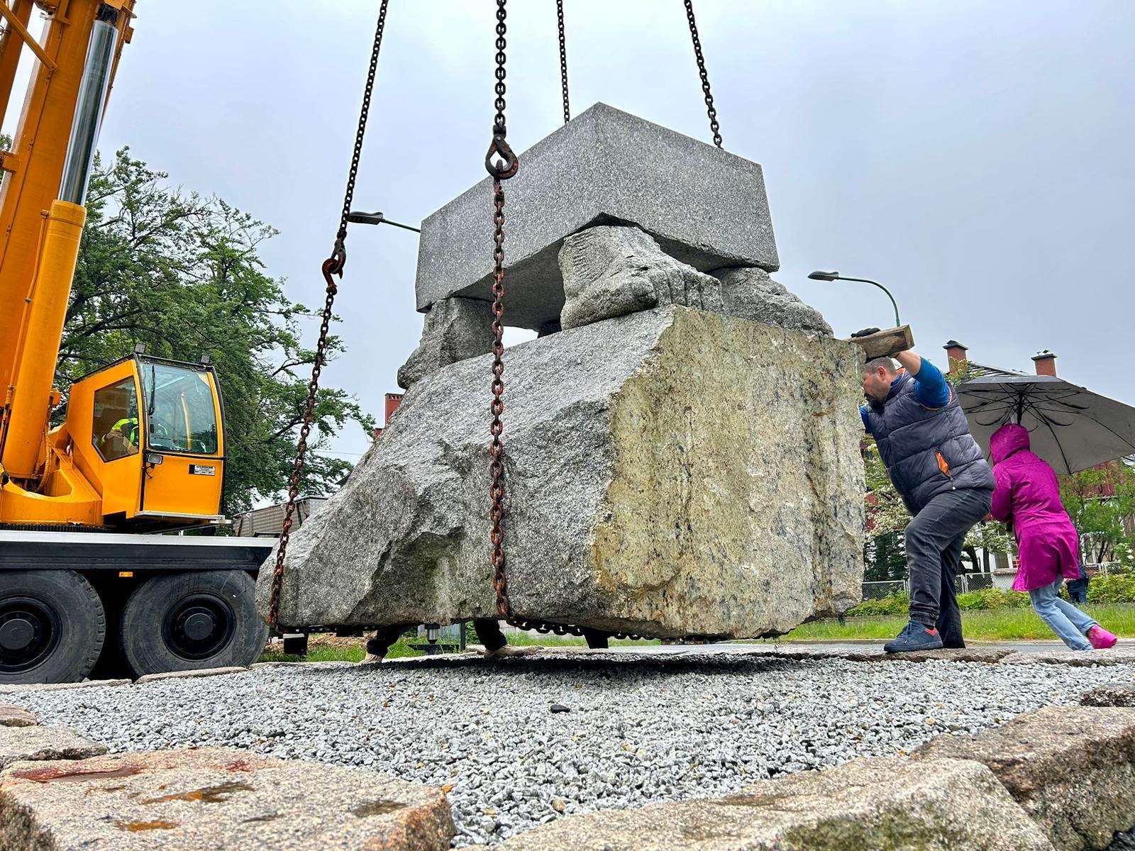 rzezba-mae-100ton-zostaa-przeniesiona-115988