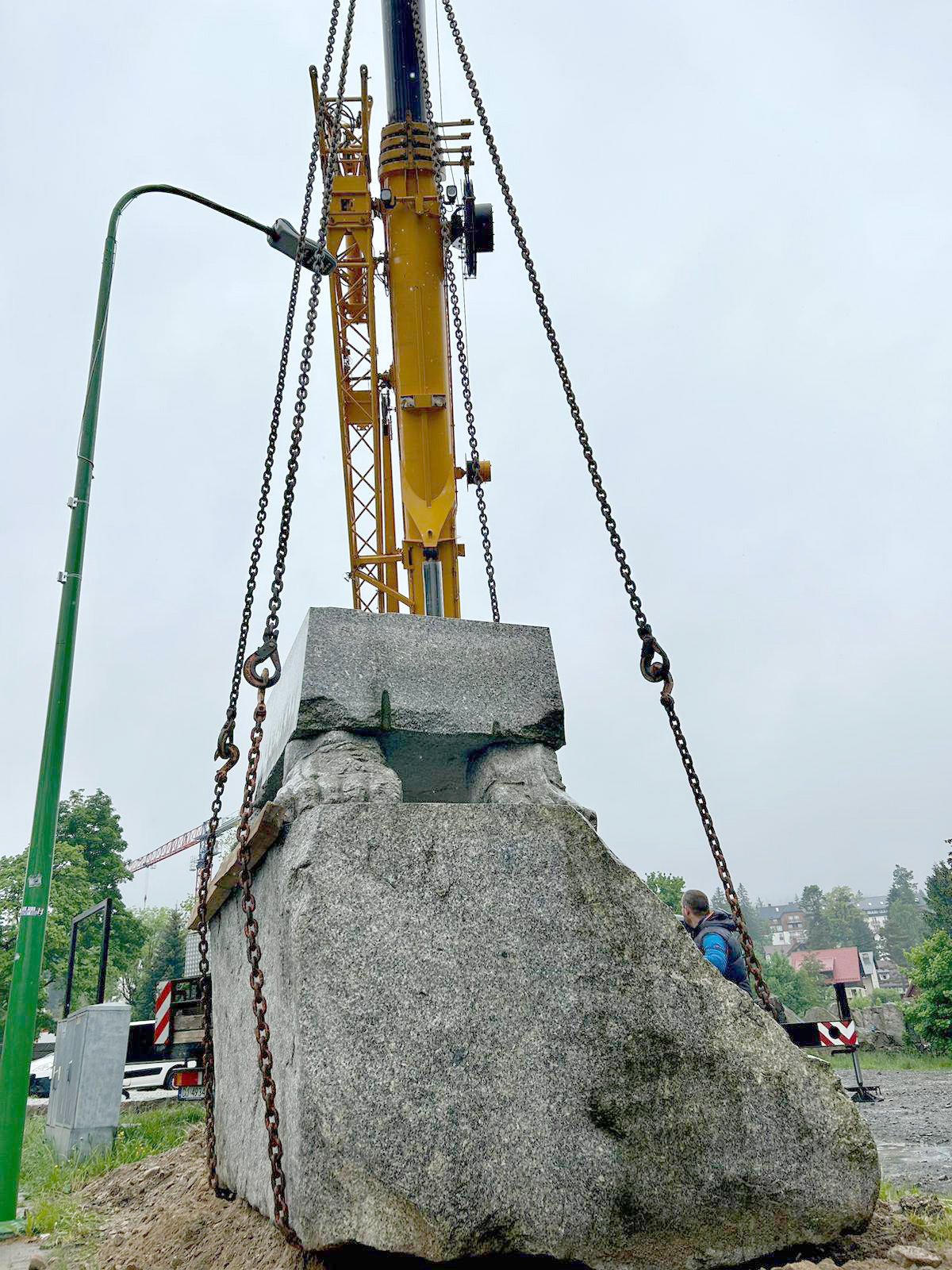rzezba-mae-100ton-zostaa-przeniesiona-115988