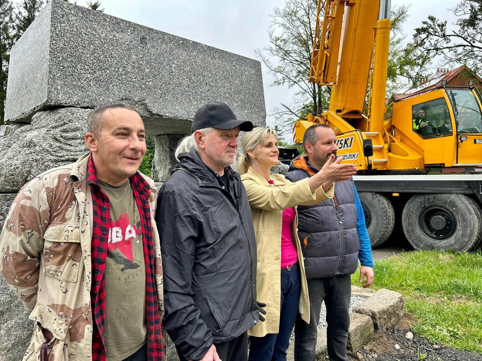 rzezba-mae-100ton-zostaa-przeniesiona-115988