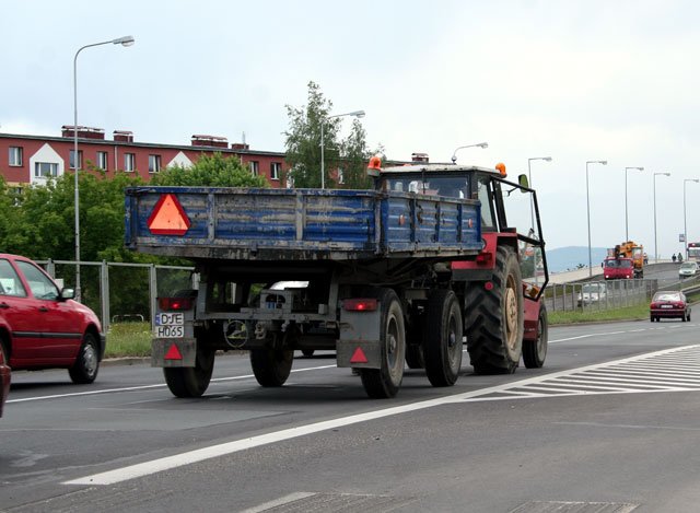 Mieszkańcom bloków przy ul. Paderewskiego można tylko współczuć z powodu uciążliwych hałasów i braku odpowiedniego zabezpieczenia.