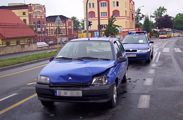 Kierująca renault z kontuzją karku trafiła do szpitala.