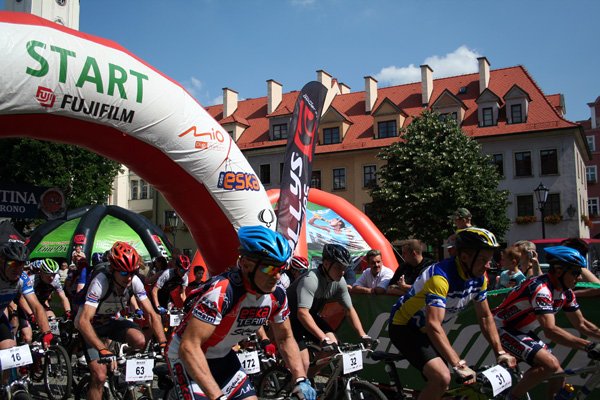 Start ostry pod ratuszem. Kolarze ruszyli w trasę w kierunku Janowic.