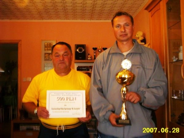 Prezes klubu Jan Kuziomko i w-ce prezes Tomasz Szynal z pucharem fair play i symbolicznym czekiem