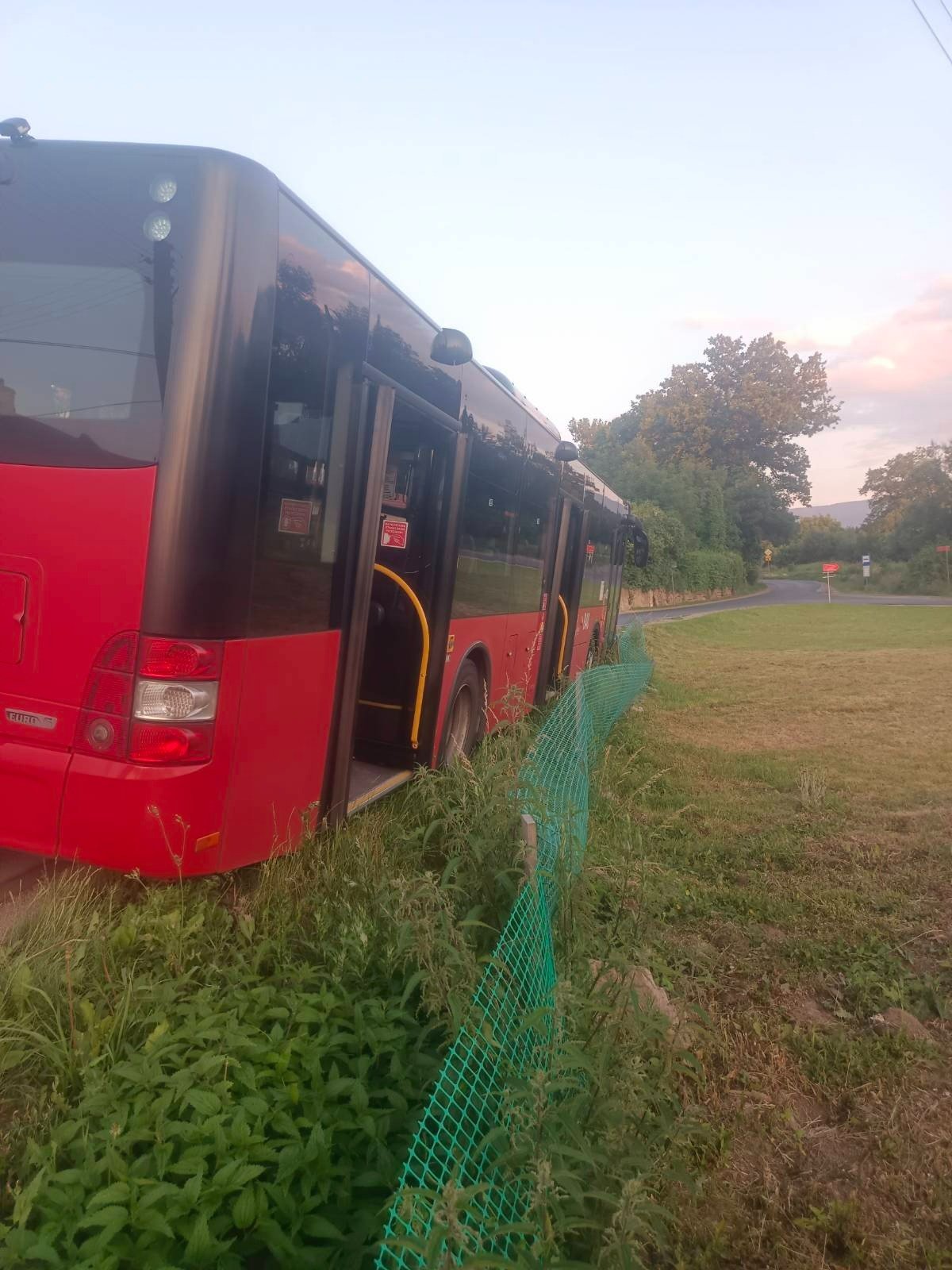 autobus-utkna-na-poboczu-116733