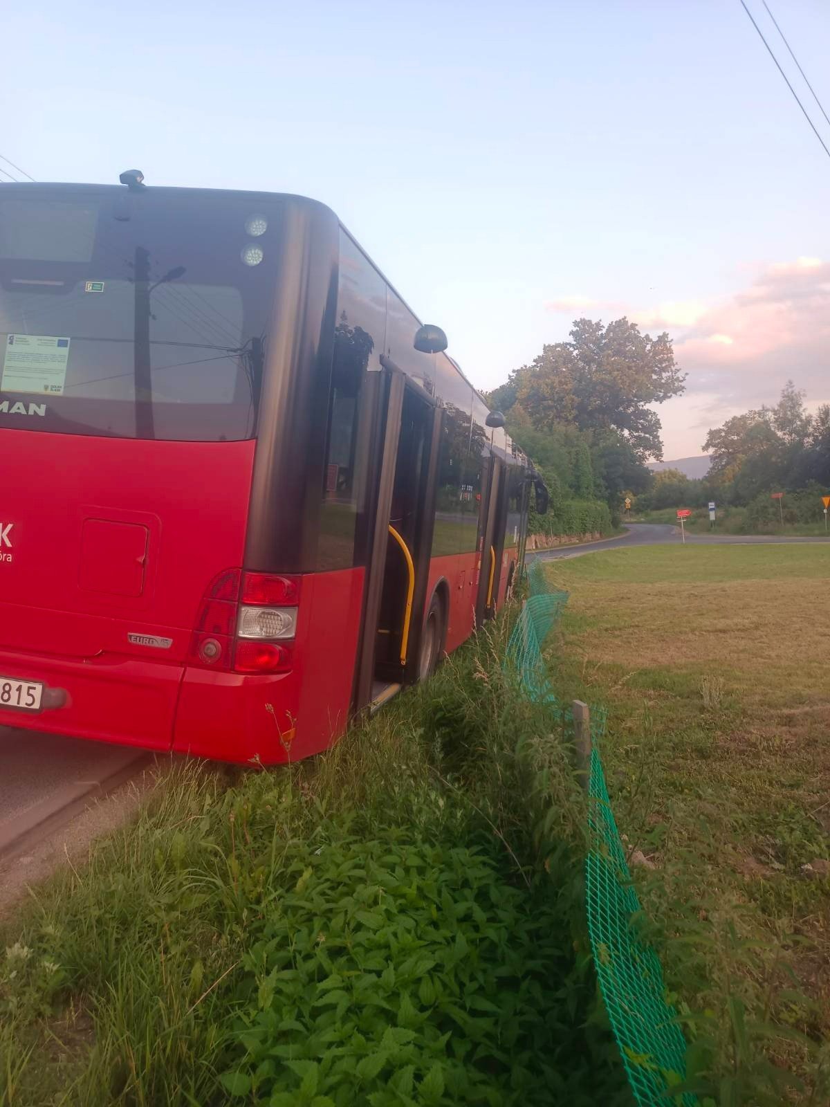 autobus-utkna-na-poboczu-116733