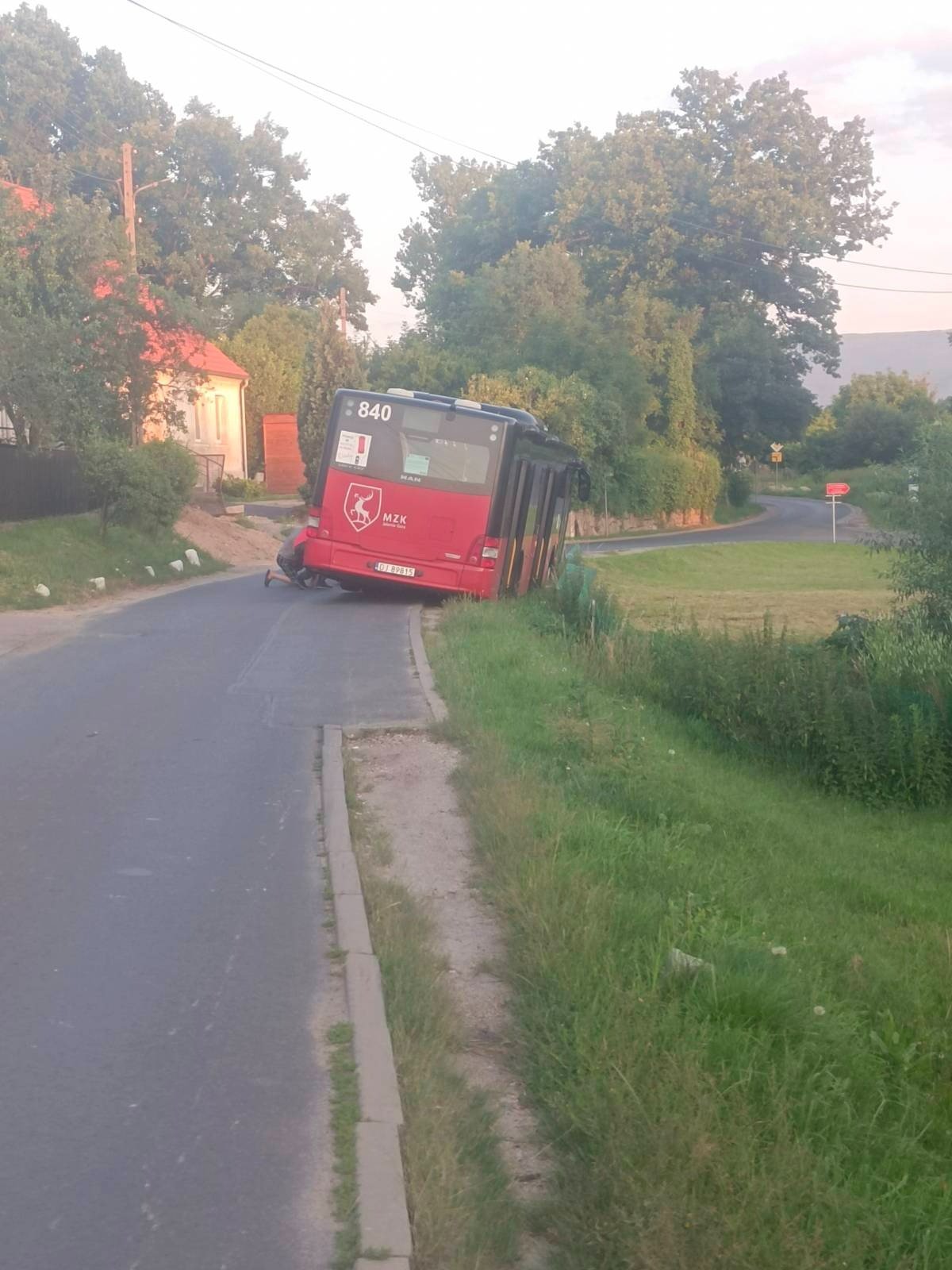 autobus-utkna-na-poboczu-116733