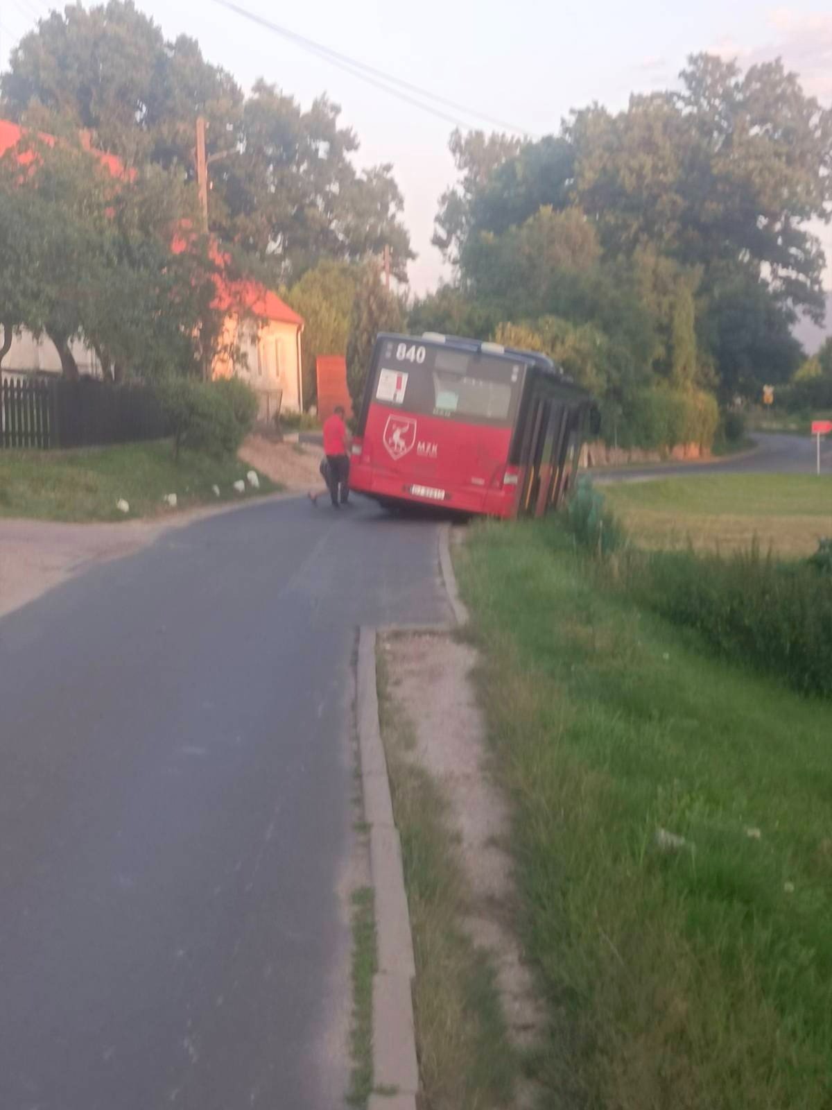 autobus-utkna-na-poboczu-116733