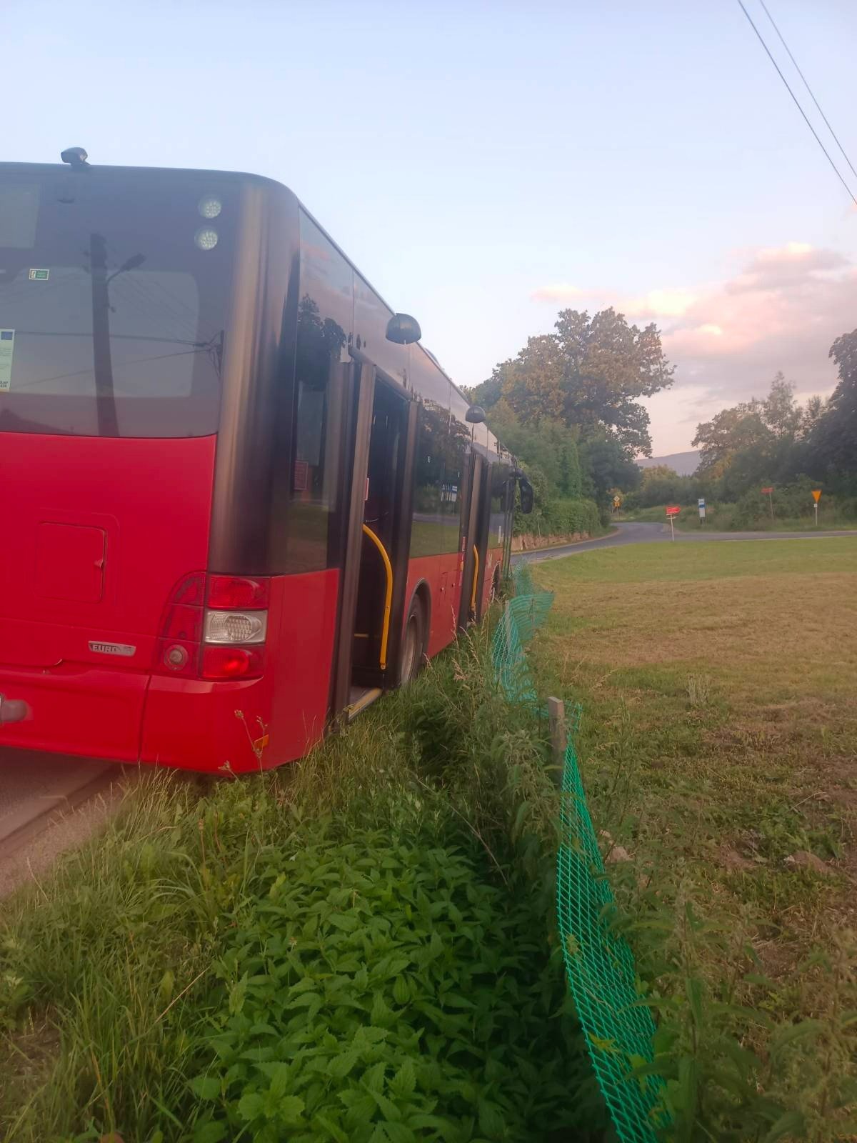 autobus-utkna-na-poboczu-116733