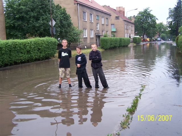 Po ulewie ulica Wyczółkowskiego zamieniła się w płytką rzekę.