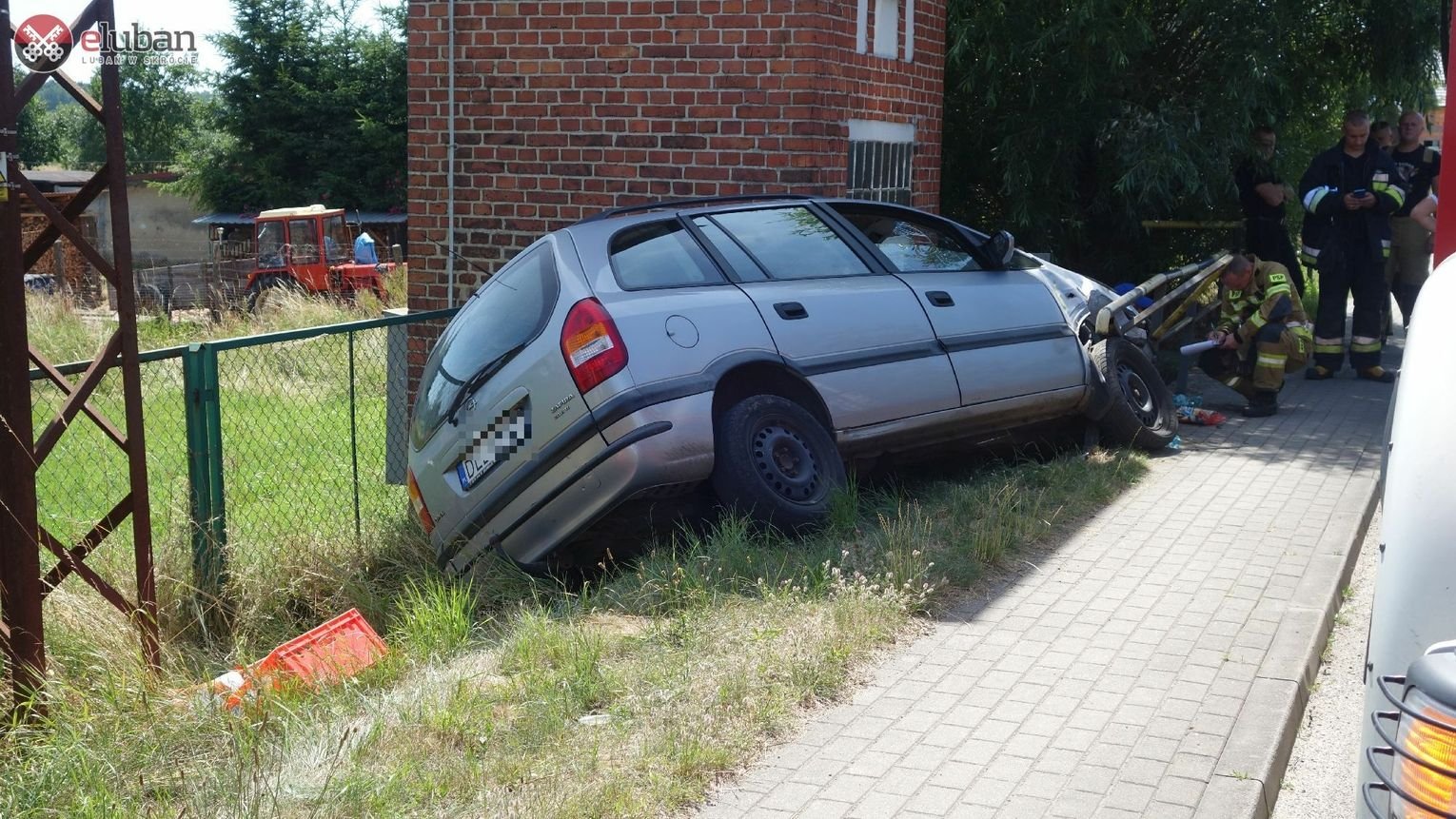 kierowca-zasab-i-uderzy-w-transformator-116984