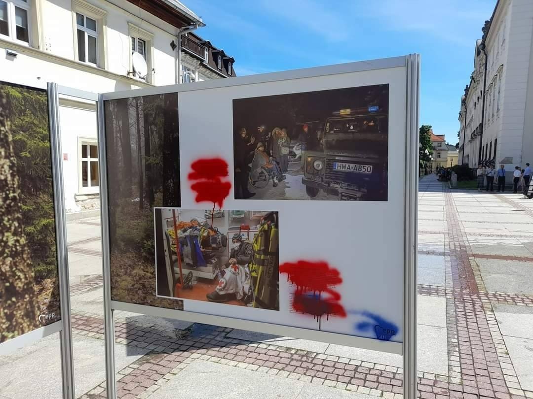 zniszczona-wystawa-zdjec-janiny-ochojskiej-116986