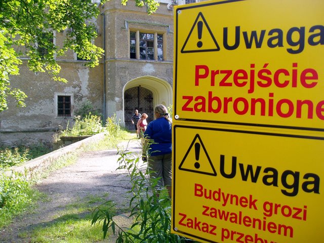 Zamek w Karpnikach jest w opłakanym stanie.