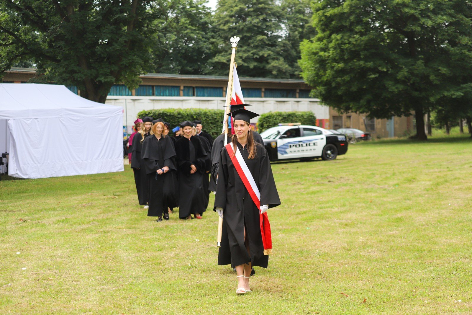 odebrali-dyplomy-ukonczenia-studiow-117118