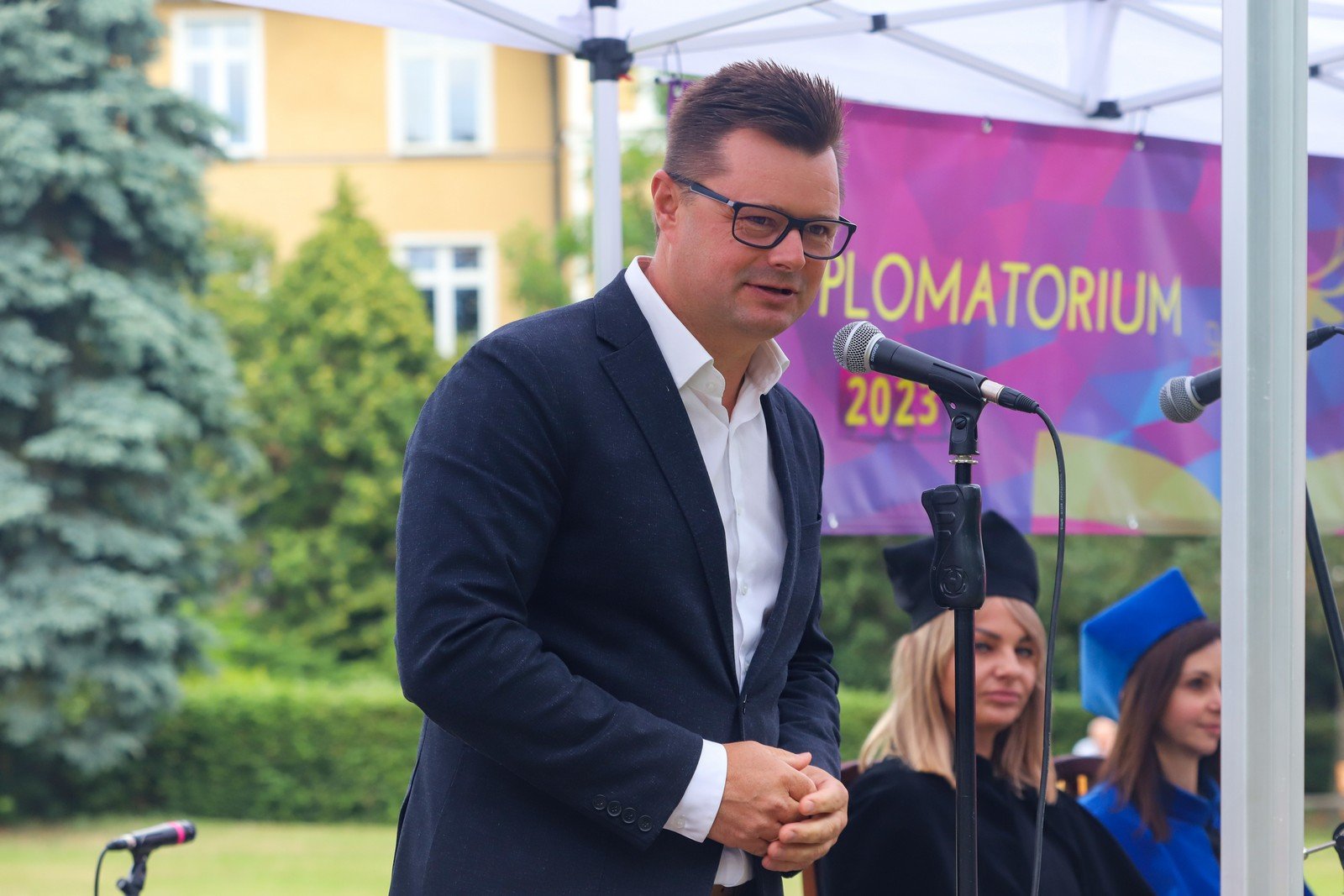 odebrali-dyplomy-ukonczenia-studiow-117118