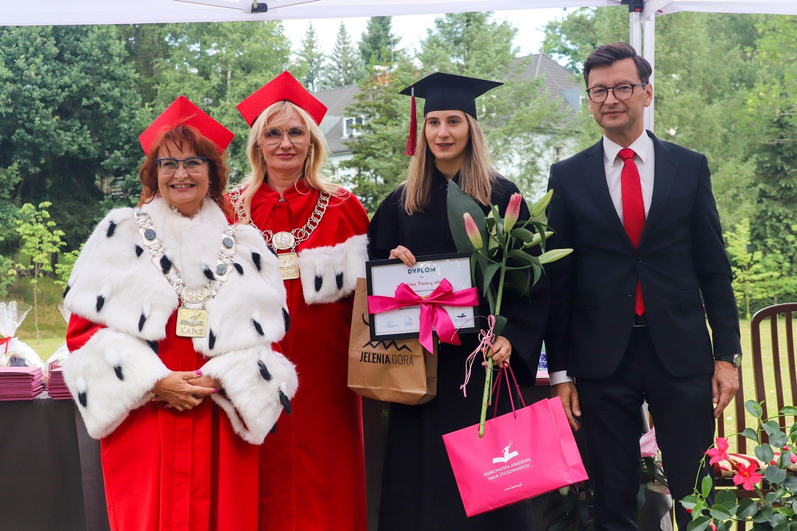 odebrali-dyplomy-ukonczenia-studiow-117118