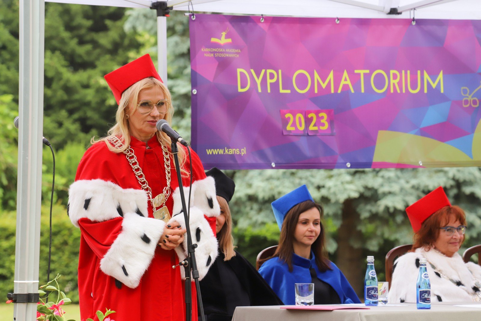 odebrali-dyplomy-ukonczenia-studiow-117118