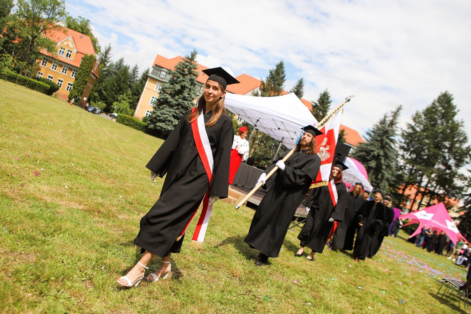 odebrali-dyplomy-ukonczenia-studiow-117118