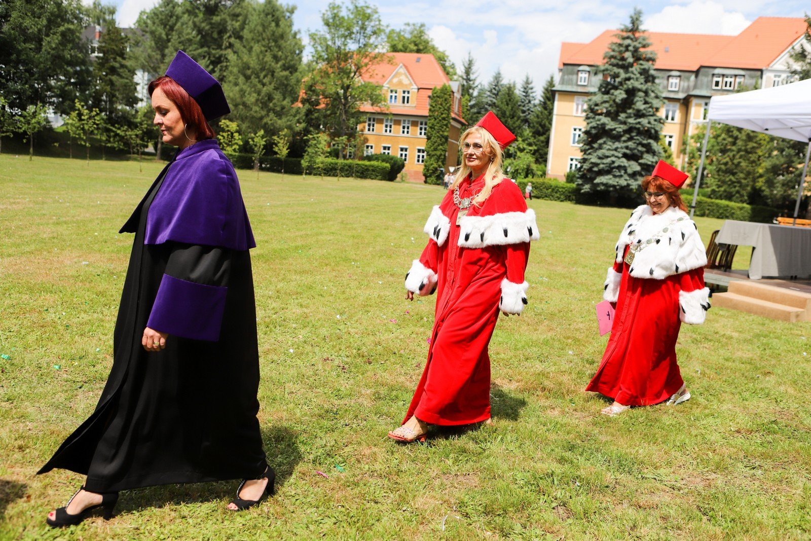 odebrali-dyplomy-ukonczenia-studiow-117118