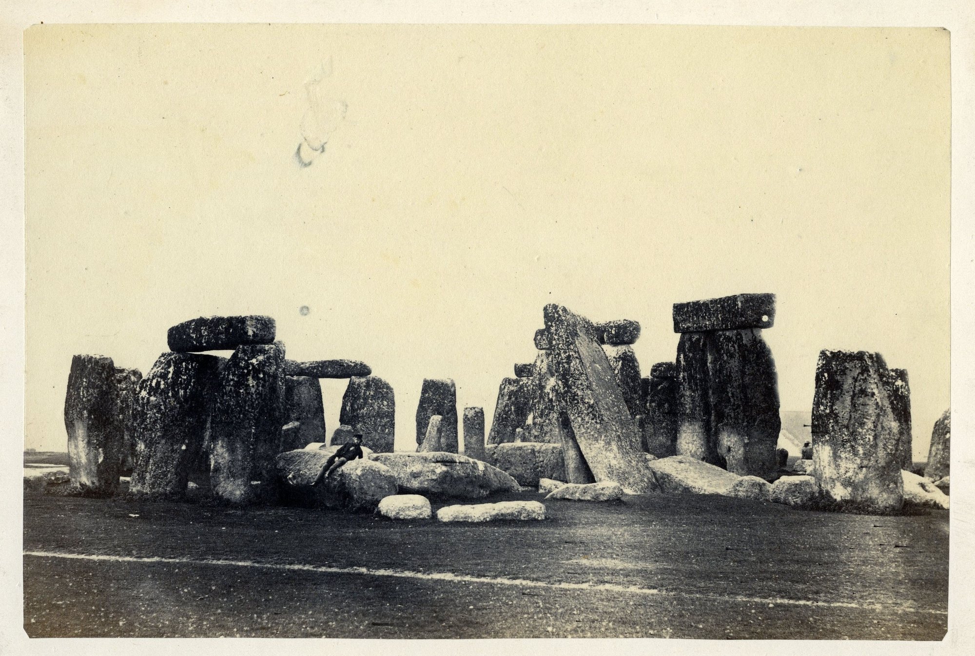 Stonhenge, Anglia z leżącą postacią, fot. Henry James, lata 60–te XIX w.