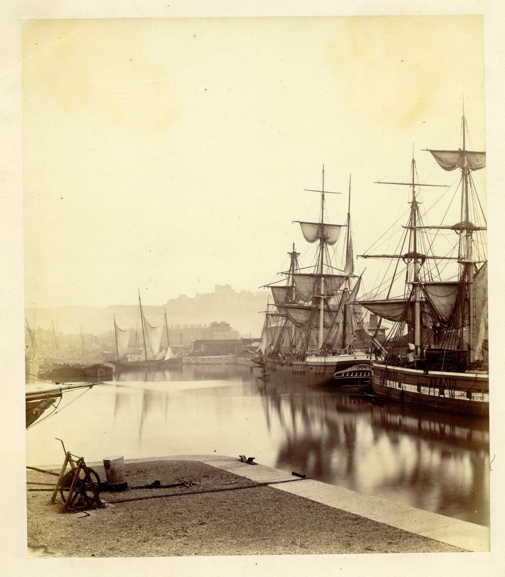 Żaglowce– okręty wojenne w porcie Dover, fotograf nieznany, ok. 1865 r.