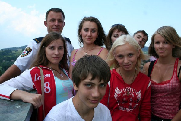 Młodzież z Charkowa i Bedryczowa na tarasach wieży magistratu z mł. insp. Grzegorzem Rybarczykiem.