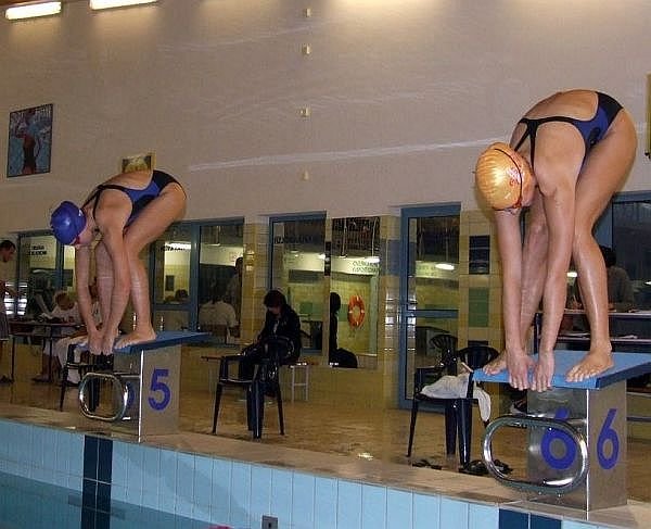 K.Lewińska i M. Zator (dwie pierwsze z prawej) z trofeami za dwubojowe wicemistrzostwo regionu