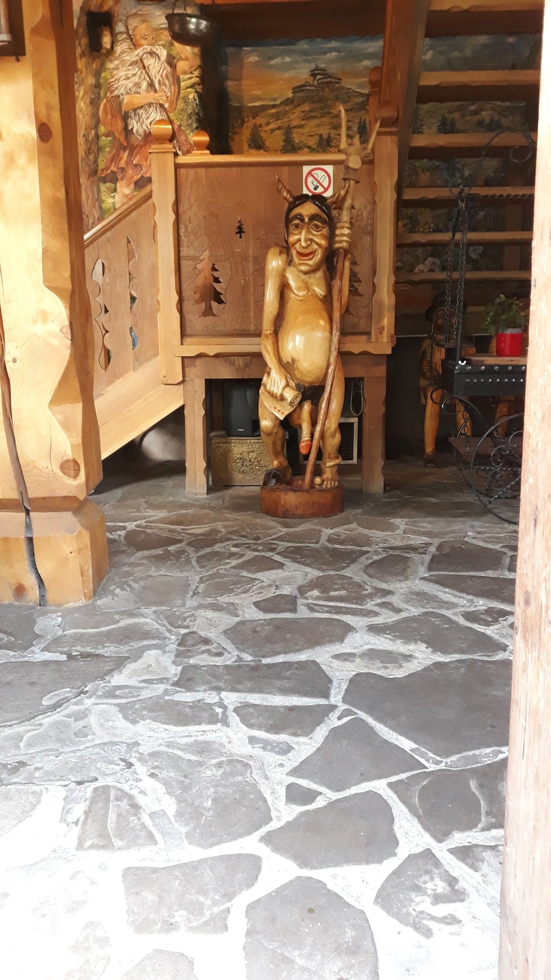 Rodziców z dziećmi wchodzących do jednej z restauracji w Karpaczu wita taki widok. Właściciel obiektu ma być nowym dzierżawcą Samotni. Czy byłoby wówczas podobnie?