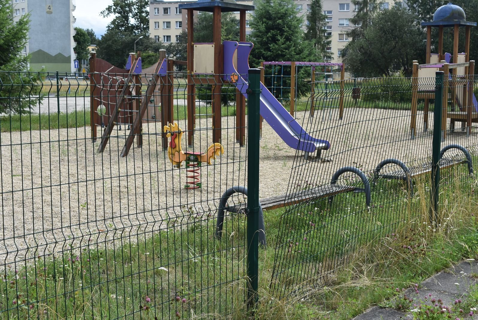 plac-zabaw-zamkniety-od-lat-na-cztery-spusty-117340