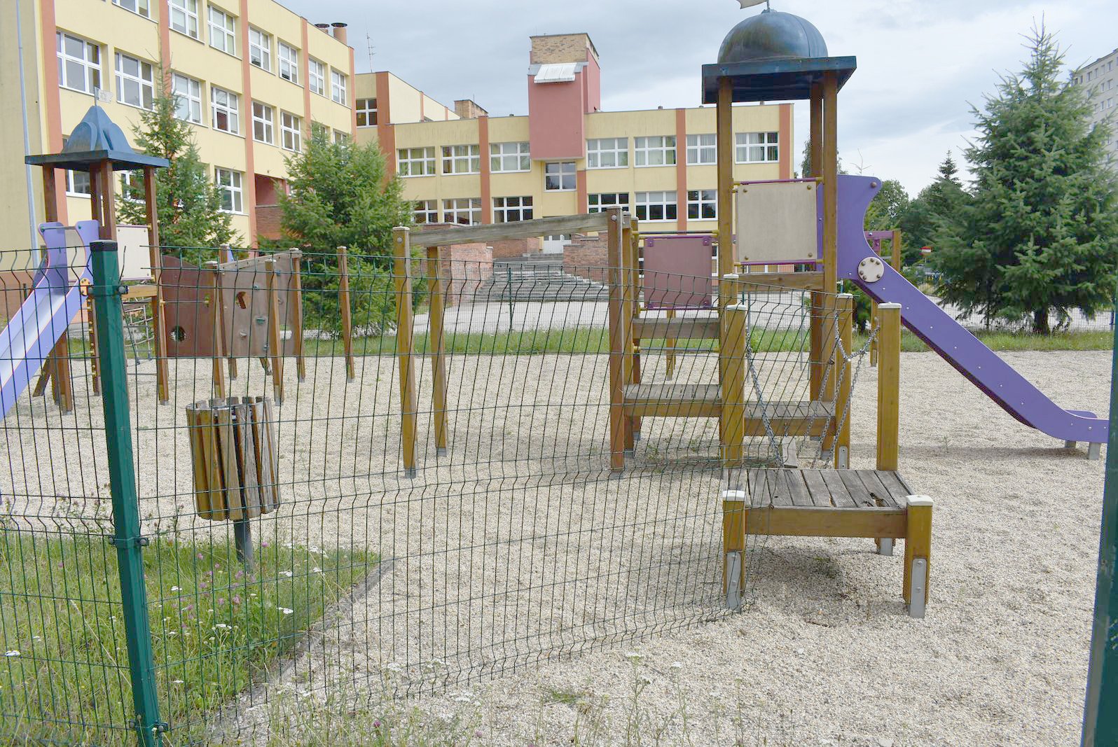 plac-zabaw-zamkniety-od-lat-na-cztery-spusty-117340