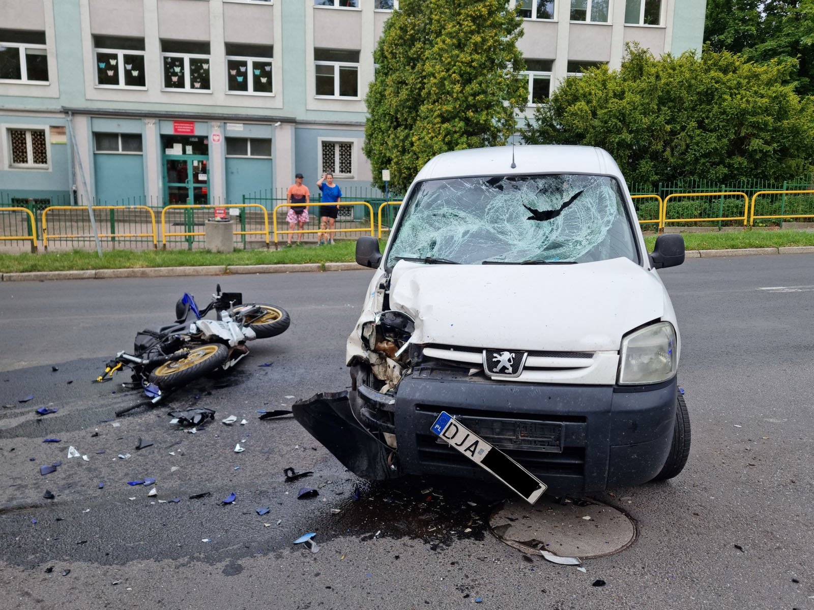 motocyklista-pod-koami-osobowki-117428