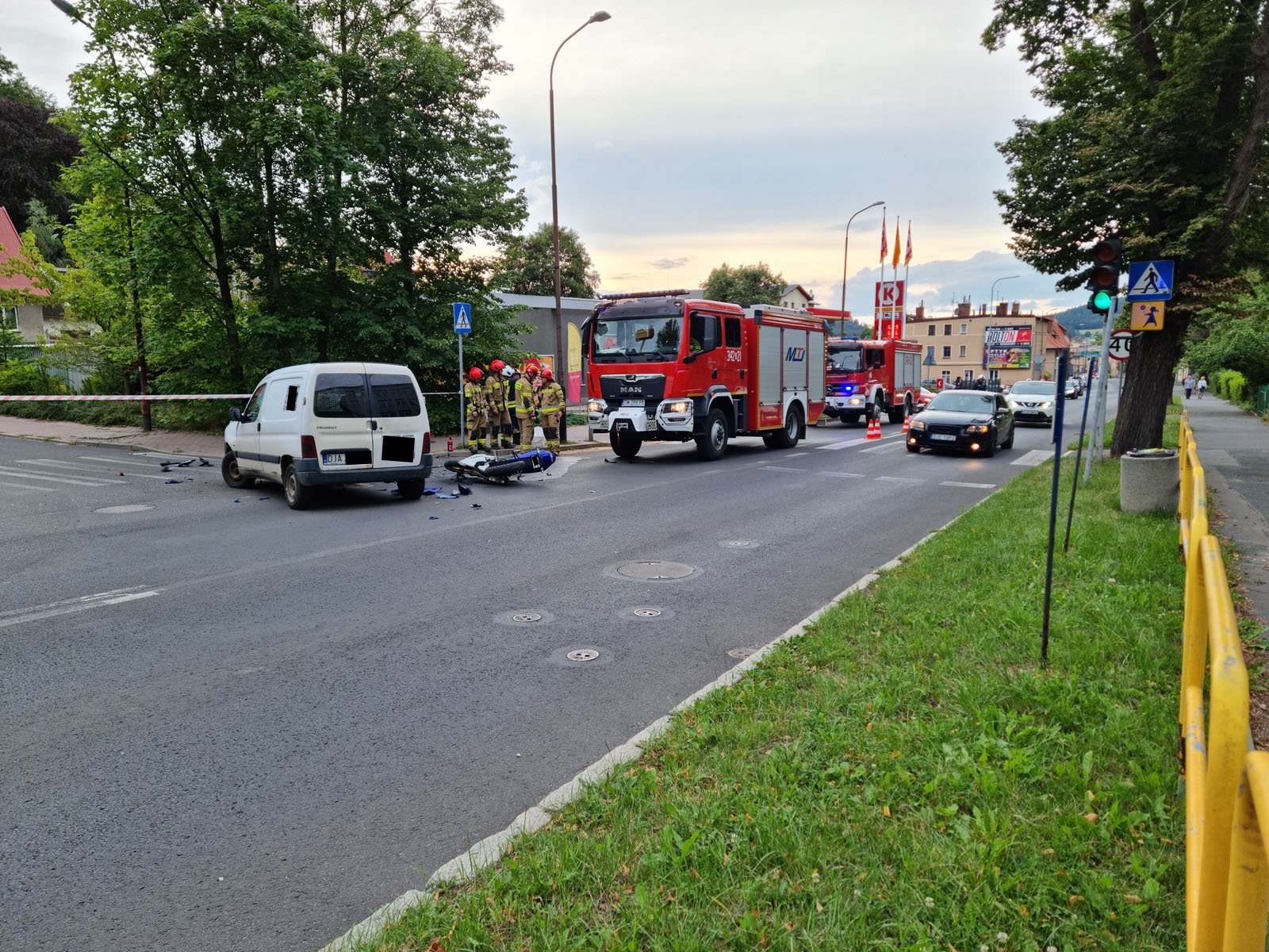 motocyklista-pod-koami-osobowki-117428