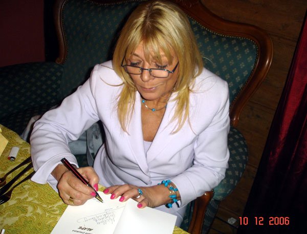 Dorota Stalińska podpisuje swój tomik poezji, który już za miesiąc będzie licytowany w Jeleniej Górze.