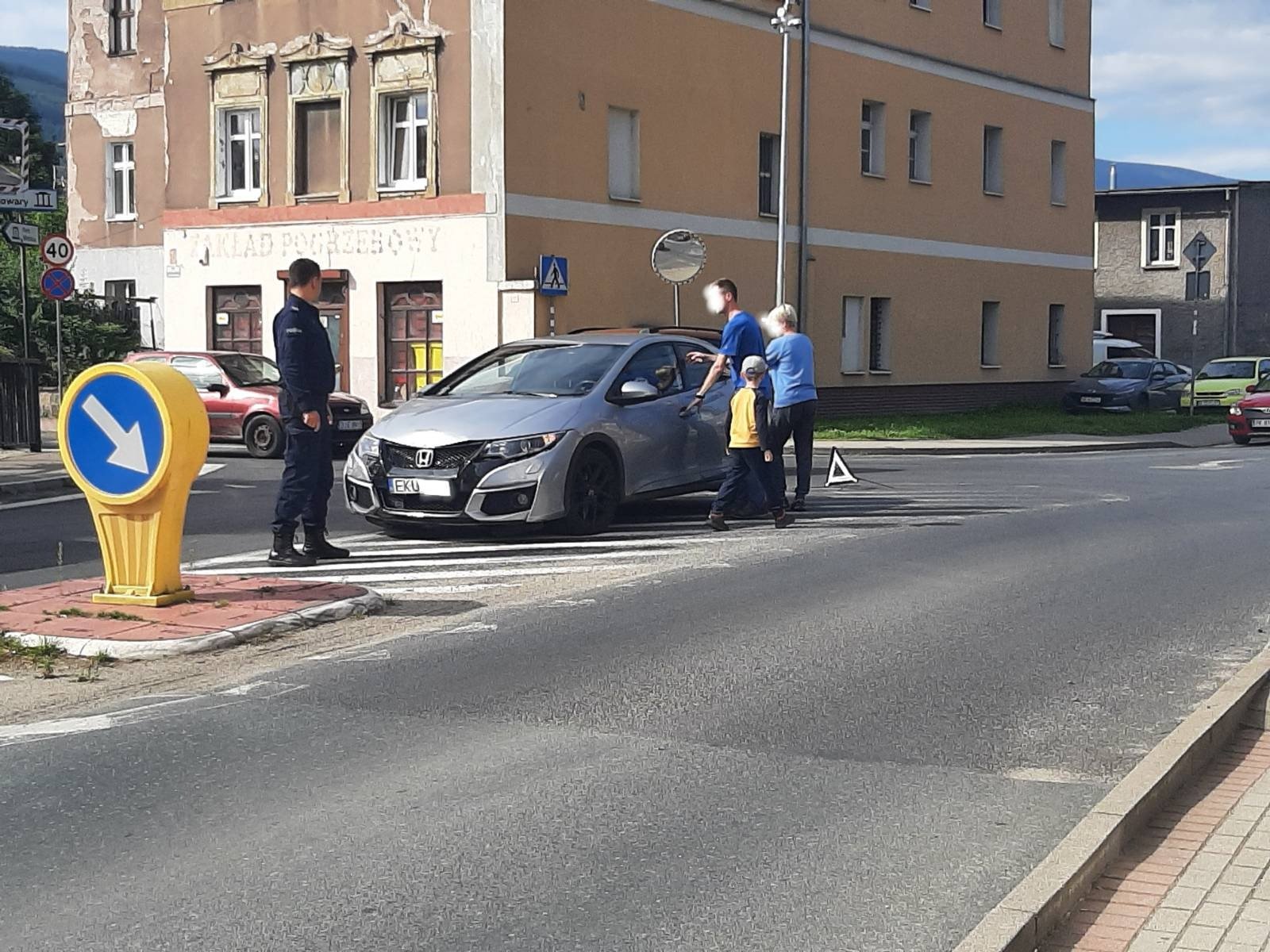 Policjanci apelują o ostrożność na drogach. Jadąc powoli też można mieć stłuczkę.